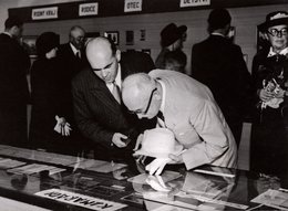 Otec PhDr. Miroslav Halík s prezidentem Benešem při otevření Muzea bratří Čapků v Malých Svatoňovicích (1946)