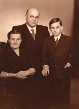 T. Halík s rodiči (1958)